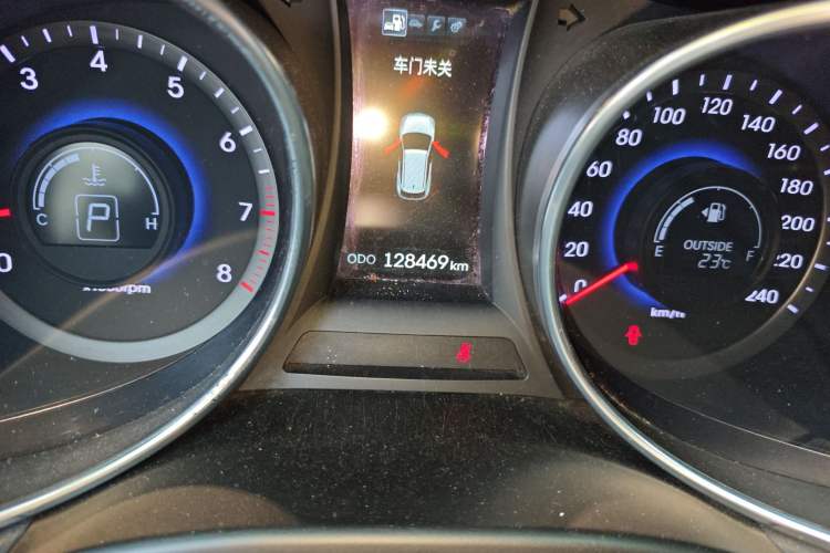 Used Hyundai Santa Fe 2013 2.0T Automatic All-Wheel Drive Top Trim Odometer Close Up