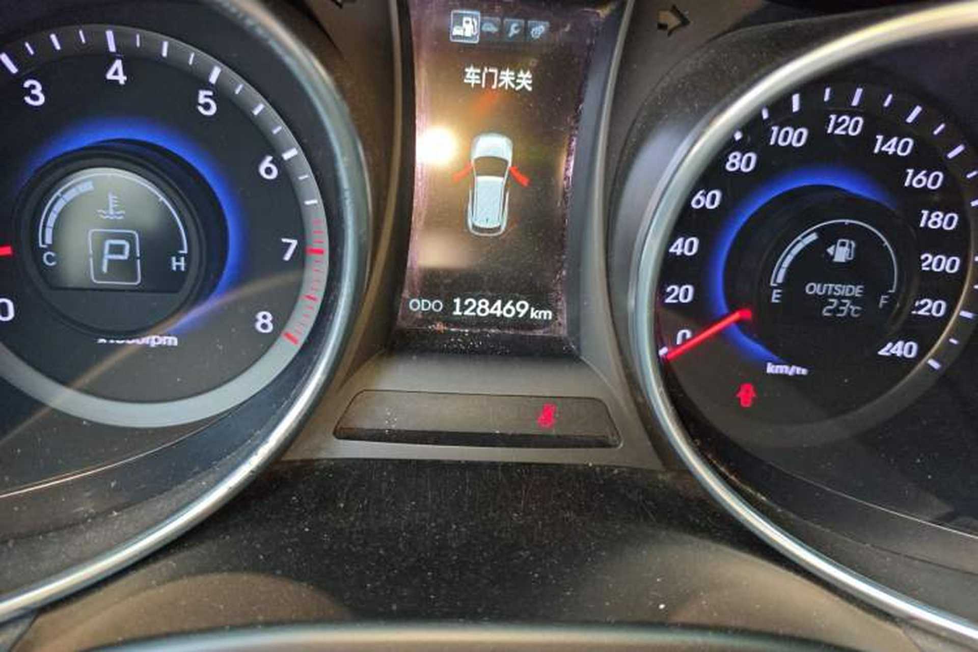 Used Hyundai Santa Fe 2013 2.0T Automatic All-Wheel Drive Top Trim Odometer Close Up