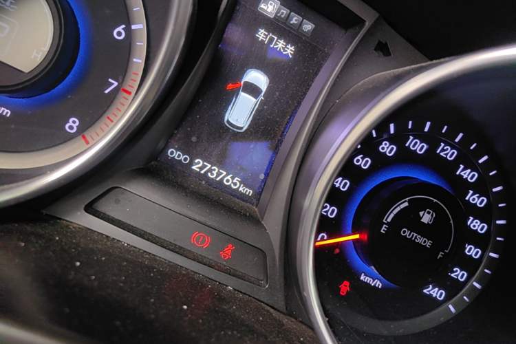 Used Hyundai Santa Fe 2013 2.4L Automatic Two-Wheel Drive Smart Version Odometer Close Up
