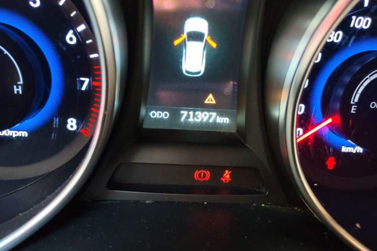Used Hyundai Santa Fe 2013 2.4L Automatic Two-Wheel Drive Smart Version Odometer Close Up