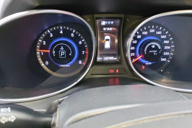 Used Hyundai Santa Fe 2013 2.4L Automatic 4x4 Comfort Edition Odometer Close Up