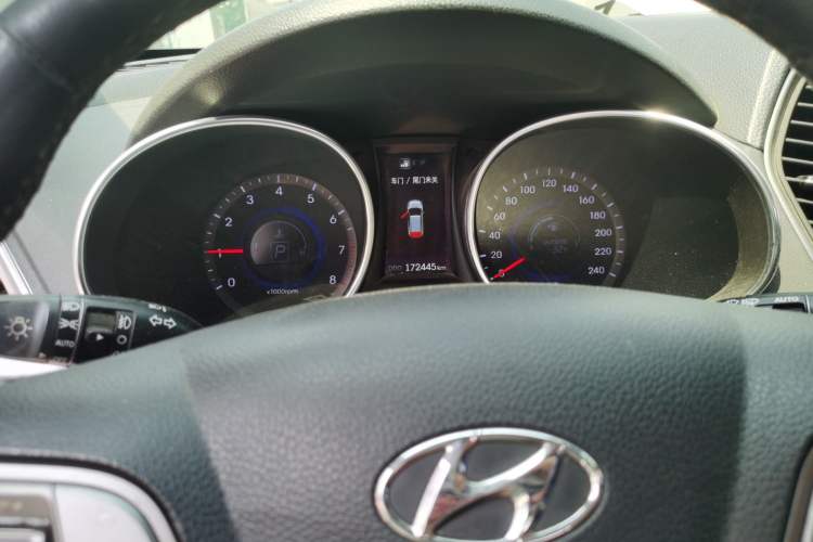 Used Hyundai Santa Fe 2013 Revised Version 2.4L Automatic All-Wheel Drive Luxury Trim Odometer Close Up