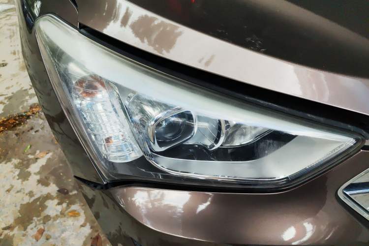 Used Hyundai Santa Fe 2013 2.4L Automatic Two-Wheel Drive Smart Version Right Front Headlight