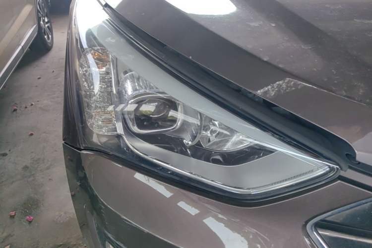 Used Hyundai Santa Fe 2013 2.4L Automatic Two-Wheel Drive Smart Version Right Front Headlight