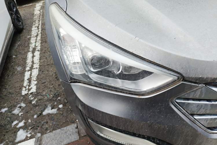 Used Hyundai Santa Fe 2013 2.4L Automatic 4x4 Comfort Edition Right Front Headlight