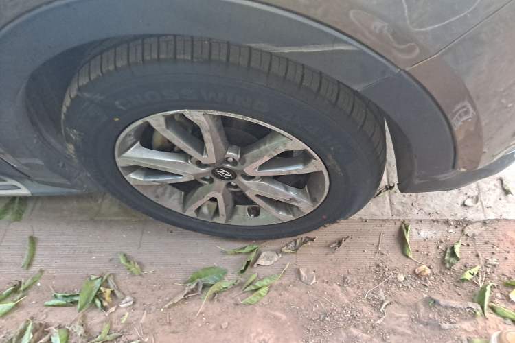 Used Hyundai Santa Fe 2013 Revised Version 2.0T Automatic All-Wheel Drive Prestige Edition Right Front Wheel Hub