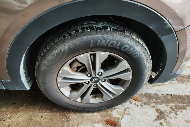 Used Hyundai Santa Fe 2013 2.4L Automatic Two-Wheel Drive Smart Version Right Front Wheel Hub