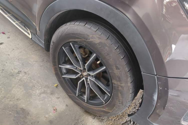 Used Hyundai Santa Fe 2013 2.4L Automatic Two-Wheel Drive Smart Version Right Front Wheel Hub