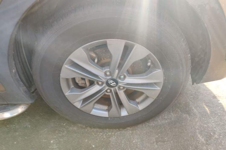 Used Hyundai Santa Fe 2013 2.4L Automatic Two-Wheel Drive Smart Version Right Front Wheel Hub