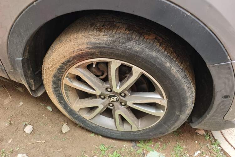 Used Hyundai Santa Fe 2013 2.0T Automatic All-Wheel Drive Top Trim Right Front Wheel Hub
