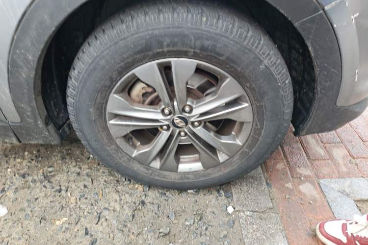 Used Hyundai Santa Fe 2013 2.4L Automatic 4x4 Comfort Edition Right Front Wheel Hub