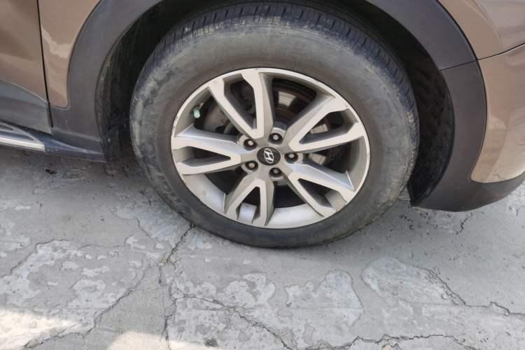 Used Hyundai Santa Fe 2013 Revised Version 2.4L Automatic All-Wheel Drive Luxury Trim Right Front Wheel Hub