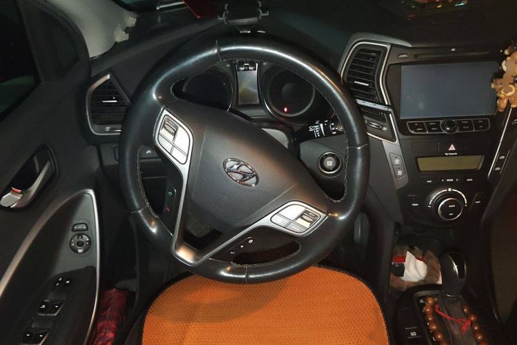 Used Hyundai Santa Fe 2013 2.4L Automatic Two-Wheel Drive Smart Version Steering Wheel