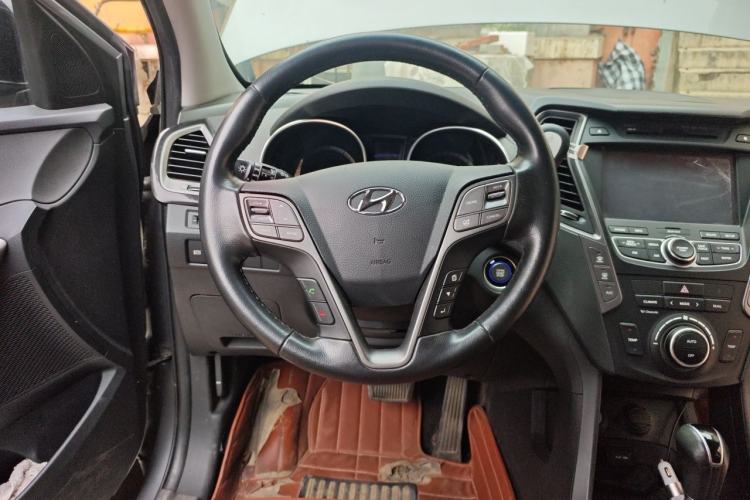 Used Hyundai Santa Fe 2013 2.0T Automatic All-Wheel Drive Top Trim Steering Wheel
