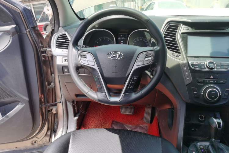 Used Hyundai Santa Fe 2013 Revised Version 2.4L Automatic All-Wheel Drive Luxury Trim Steering Wheel