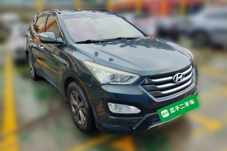 Used Hyundai Santa Fe 2013 2.4L Automatic Two-Wheel Drive Smart Version Front Right 45 Deg