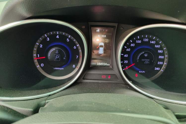 Used Hyundai Santa Fe 2013 2.4L Automatic Two-Wheel Drive Smart Version Odometer Close Up