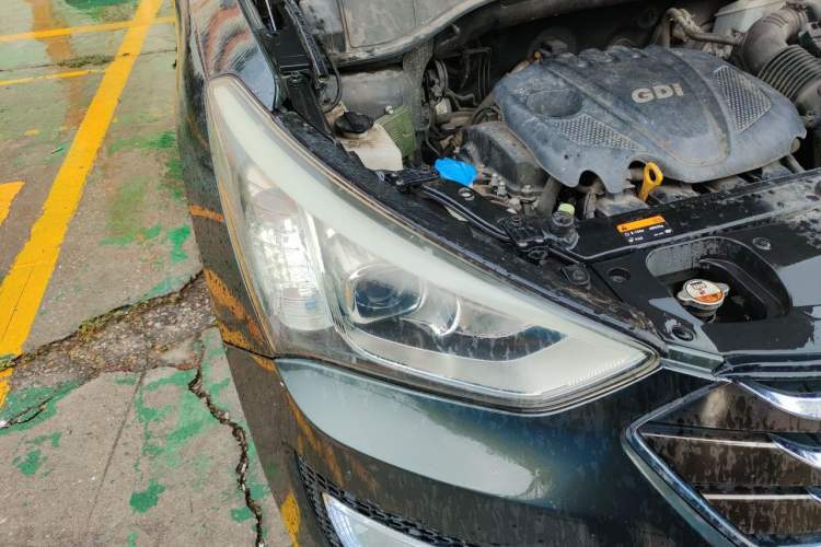Used Hyundai Santa Fe 2013 2.4L Automatic Two-Wheel Drive Smart Version Right Front Headlight