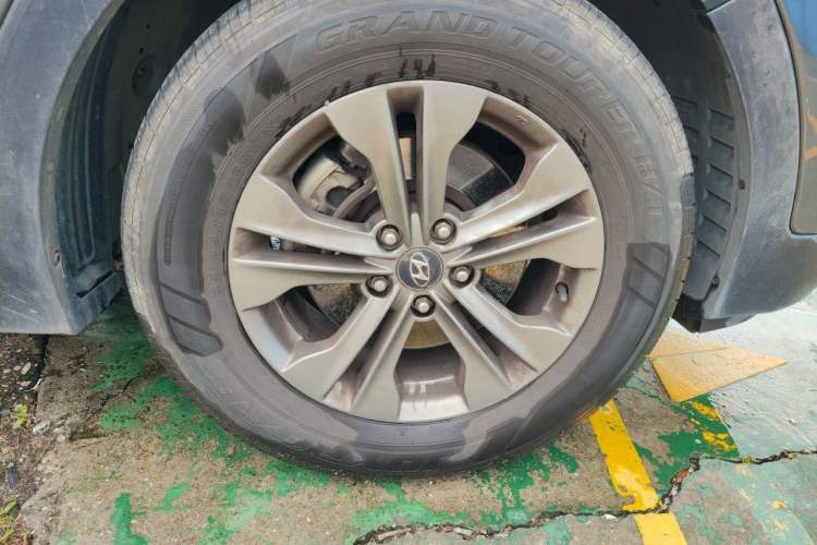 Used Hyundai Santa Fe 2013 2.4L Automatic Two-Wheel Drive Smart Version Right Front Wheel Hub