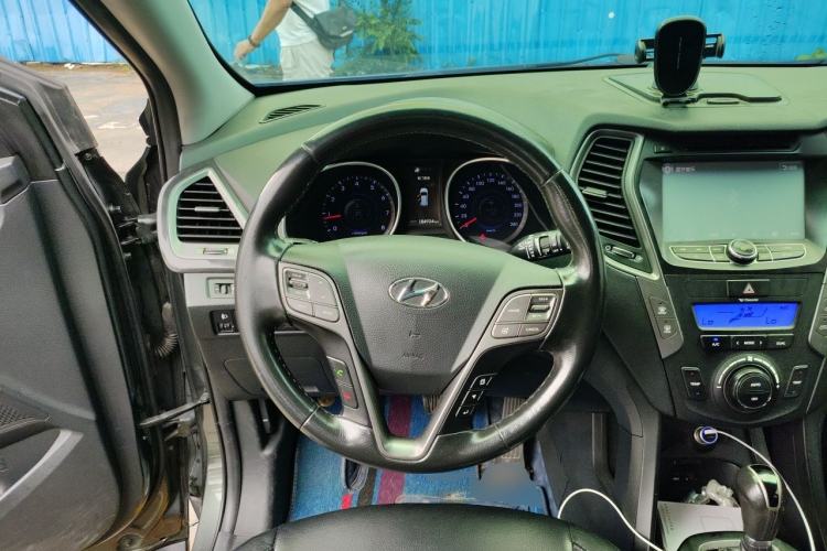 Used Hyundai Santa Fe 2013 2.4L Automatic Two-Wheel Drive Smart Version Steering Wheel