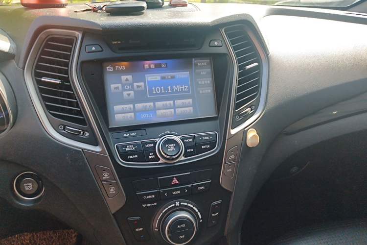 Used Hyundai Santa Fe 2013 2.0T Automatic Two-Wheel Drive Prestige Version Audio And AC Panel