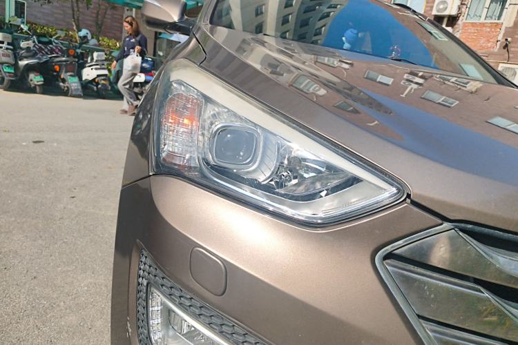 Used Hyundai Santa Fe 2013 2.0T Automatic Two-Wheel Drive Prestige Version Right Front Headlight