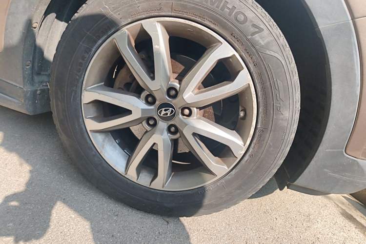 Used Hyundai Santa Fe 2013 2.0T Automatic Two-Wheel Drive Prestige Version Right Front Wheel Hub