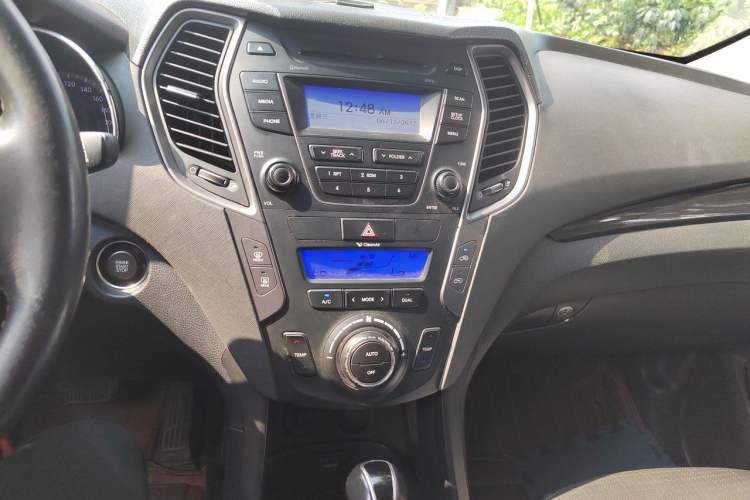Used Hyundai Santa Fe 2013 2.4L Automatic 4x4 Smart Version Audio And AC Panel