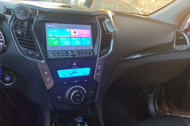 Used Hyundai Santa Fe 2013 2.4L Automatic Two-Wheel Drive Smart Version Audio And AC Panel