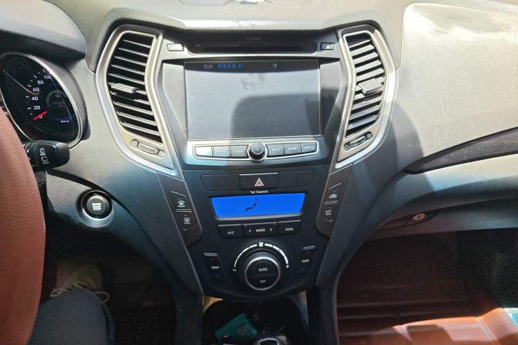 Used Hyundai Santa Fe 2013 Revised Version 2.4L Automatic All-Wheel Drive Luxury Trim Audio And AC Panel