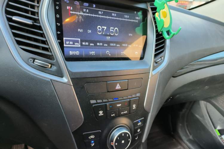 Used Hyundai Santa Fe 2013 2.4L Automatic 2WD Comfort Edition Audio And AC Panel