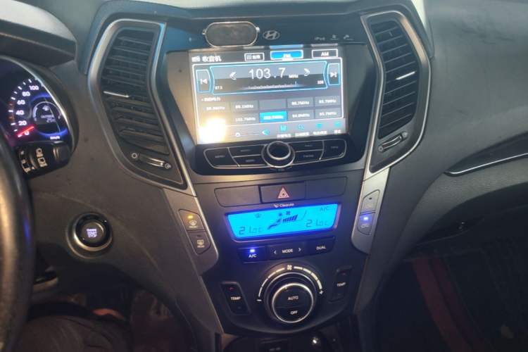 Used Hyundai Santa Fe 2013 2.4L Automatic Two-Wheel Drive Smart Version Audio And AC Panel