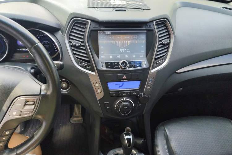 Used Hyundai Santa Fe 2013 2.4L Automatic Two-Wheel Drive Smart Version Audio And AC Panel