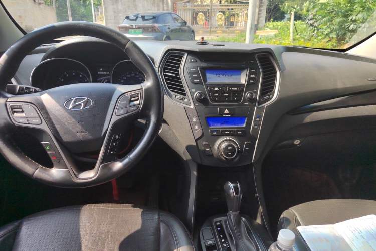 Used Hyundai Santa Fe 2013 2.4L Automatic 4x4 Smart Version Center Console