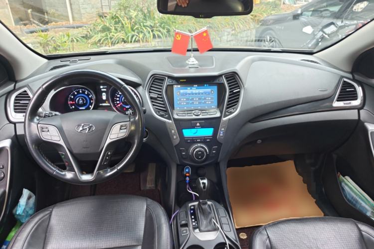 Used Hyundai Santa Fe 2013 2.4L Automatic Two-Wheel Drive Smart Version Center Console