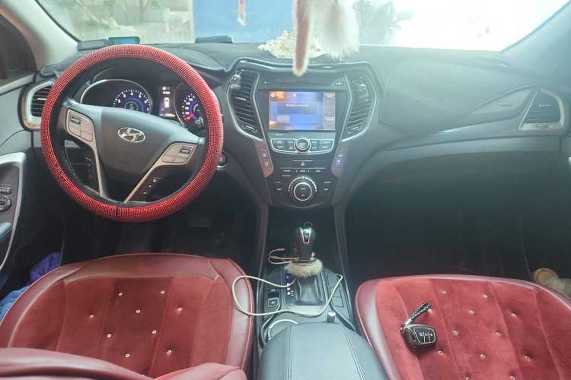 Used Hyundai Santa Fe 2013 Revised Version 2.4L Automatic All-Wheel Drive Smart Type Center Console