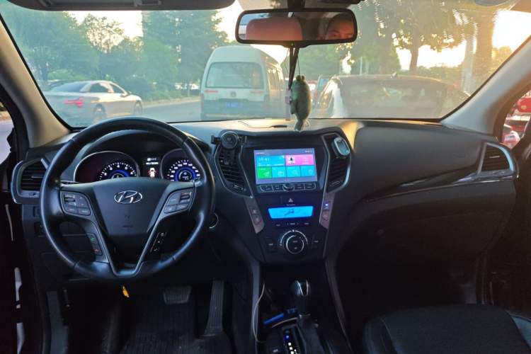 Used Hyundai Santa Fe 2013 2.4L Automatic Two-Wheel Drive Smart Version Center Console