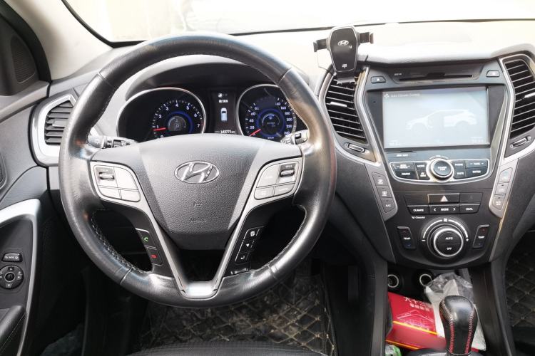 Used Hyundai Santa Fe 2013 Revised Version 2.4L Automatic All-Wheel Drive Luxury Trim Center Console