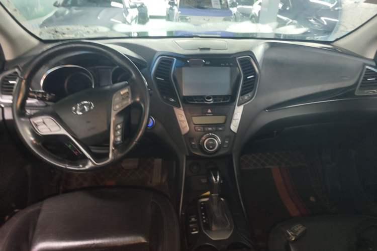 Used Hyundai Santa Fe 2013 2.4L Automatic Two-Wheel Drive Smart Version Center Console
