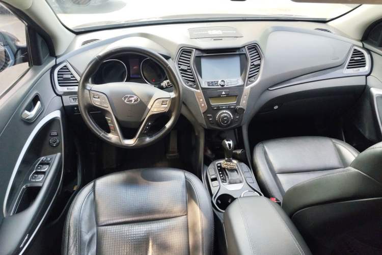 Used Hyundai Santa Fe 2013 2.4L Automatic Two-Wheel Drive Smart Version Center Console