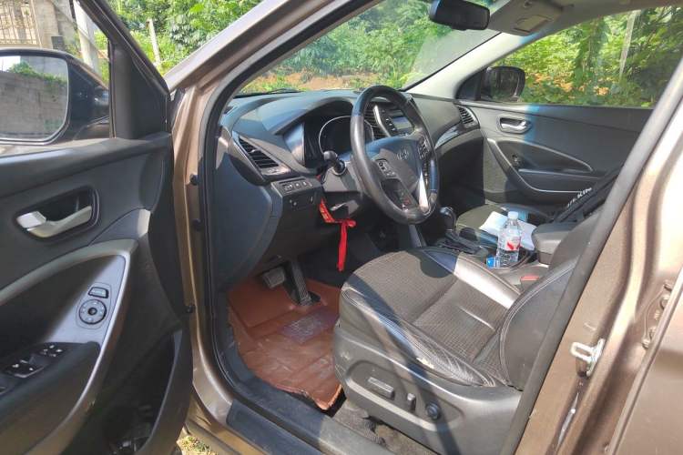Used Hyundai Santa Fe 2013 2.4L Automatic 4x4 Smart Version Driver Seat