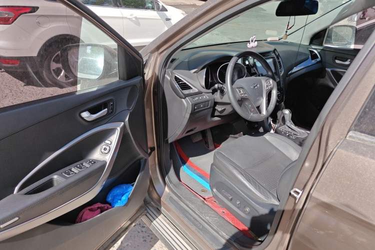 Used Hyundai Santa Fe 2013 Revised Version 2.4L Automatic All-Wheel Drive Luxury Trim Driver Seat