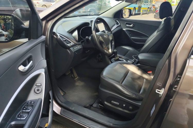 Used Hyundai Santa Fe 2013 2.4L Automatic Two-Wheel Drive Smart Version Driver Seat