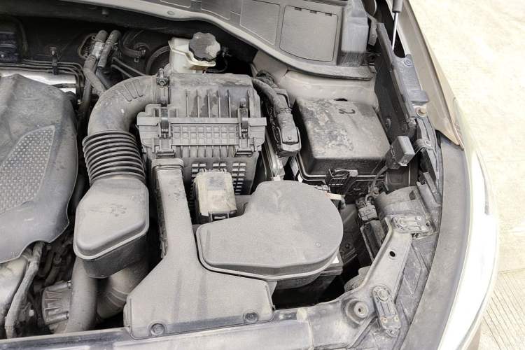 Used Hyundai Santa Fe 2013 2.4L Automatic 4x4 Prestige Edition Engine Bay Left