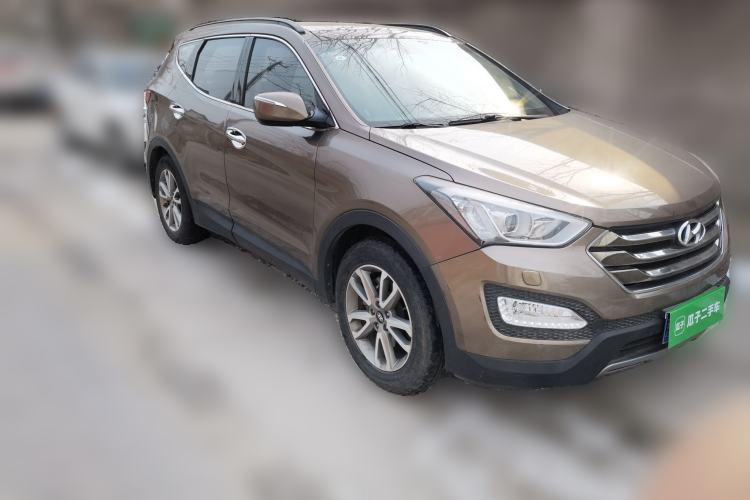 Used Hyundai Santa Fe 2013 Revised Version 2.4L Automatic All-Wheel Drive Luxury Trim Front Right 45 Deg