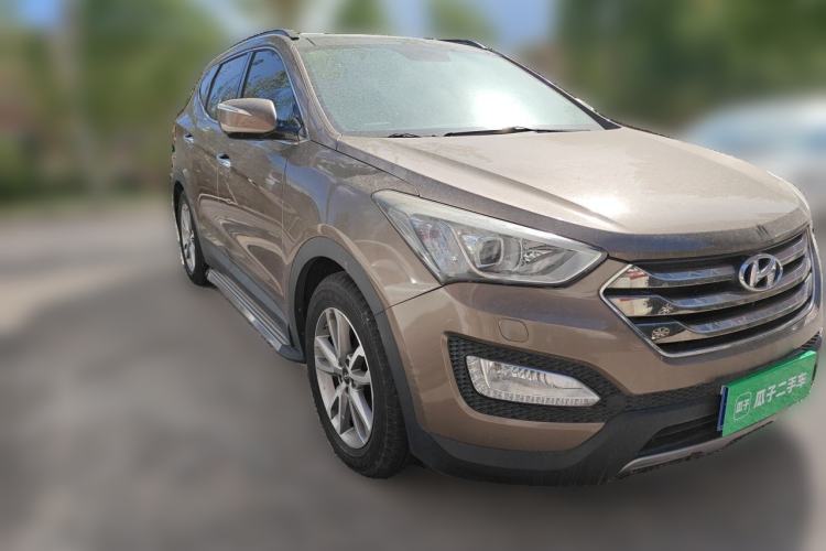 Used Hyundai Santa Fe 2013 Revised Version 2.4L Automatic All-Wheel Drive Luxury Trim Front Right 45 Deg