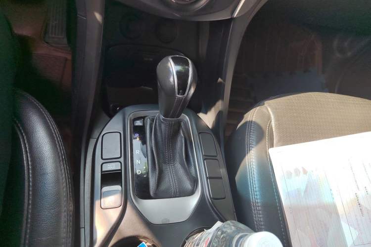 Used Hyundai Santa Fe 2013 2.4L Automatic 4x4 Smart Version Gear Lever