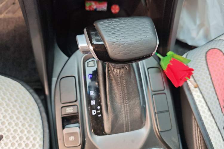 Used Hyundai Santa Fe 2013 2.4L Automatic Two-Wheel Drive Smart Version Gear Lever