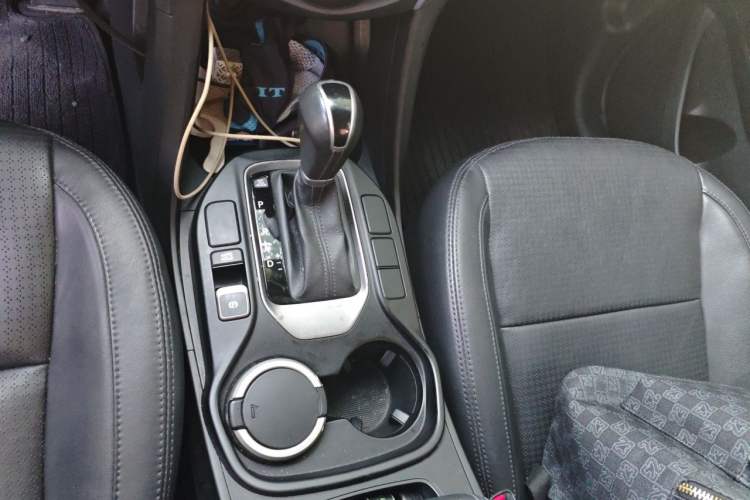 Used Hyundai Santa Fe 2013 2.4L Automatic Two-Wheel Drive Smart Version Gear Lever