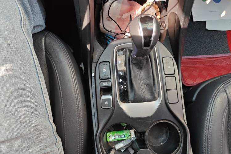 Used Hyundai Santa Fe 2013 Revised Version 2.4L Automatic All-Wheel Drive Luxury Trim Gear Lever
